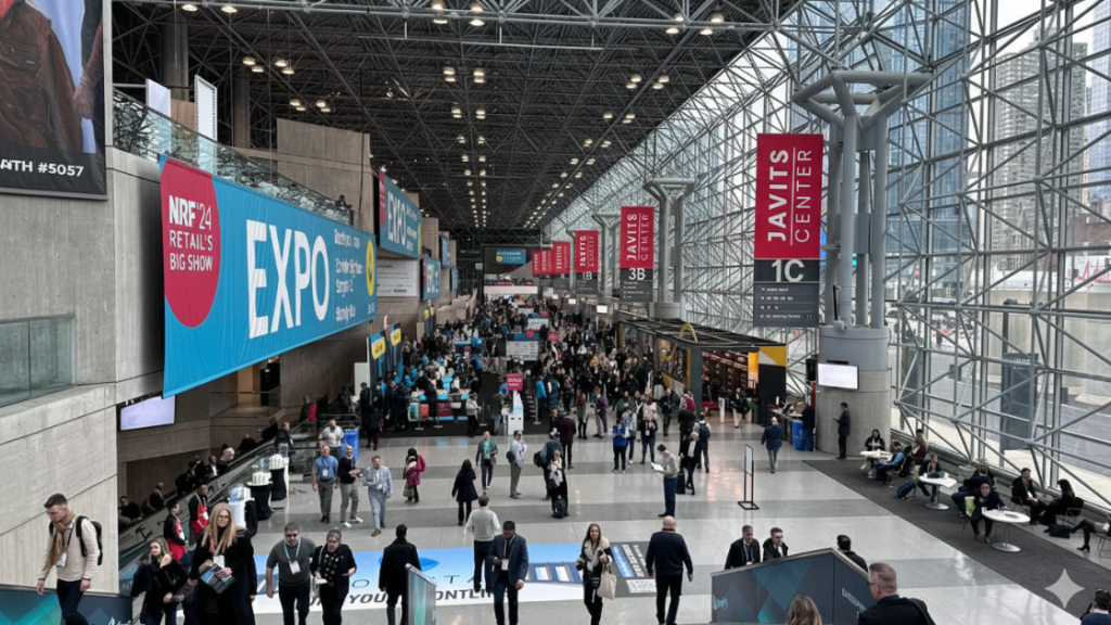 Fachada do Jacob K. Javits Convention Center em Nova York com sinalização do evento NRF 2026, o Retail's Big Show.