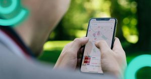 Por que meu negócio não aparece no Google: cliente buscando estabelecimento local no Maps pelo smartphone