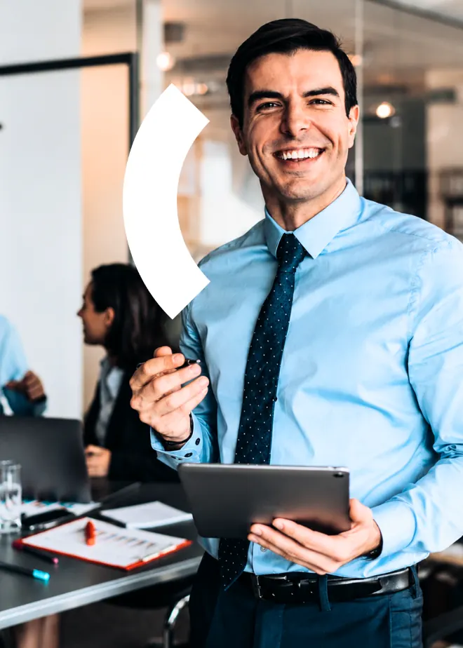 Gestor sorrindo com tablet em escritório corporativo conectado pela internet corporativa da One Corp no RS