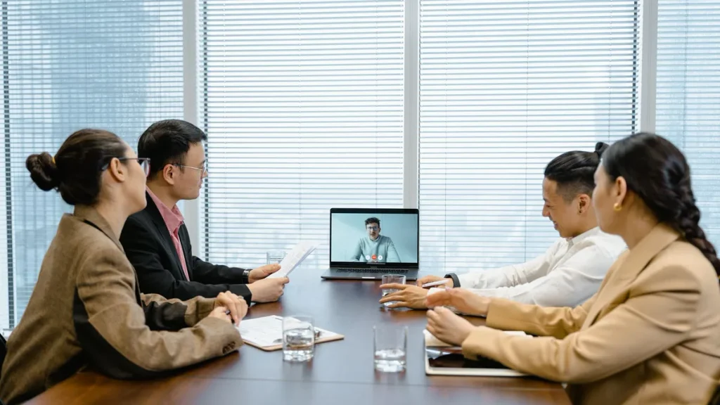 equipe corporativa em vídeochamada de internet na sala de reunião