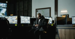 Central de monitoramento com várias telas de câmeras, um dos usos que pedem internet com IP fixo