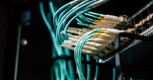 Cabos de fibra óptica conectados a um equipamento de rede, a base de um link dedicado para empresas