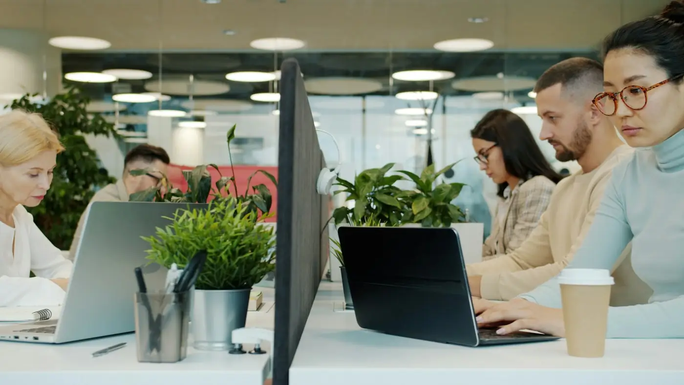 Equipe trabalhando conectada em escritório com Wi-Fi Premium e rede corporativa One Corp
