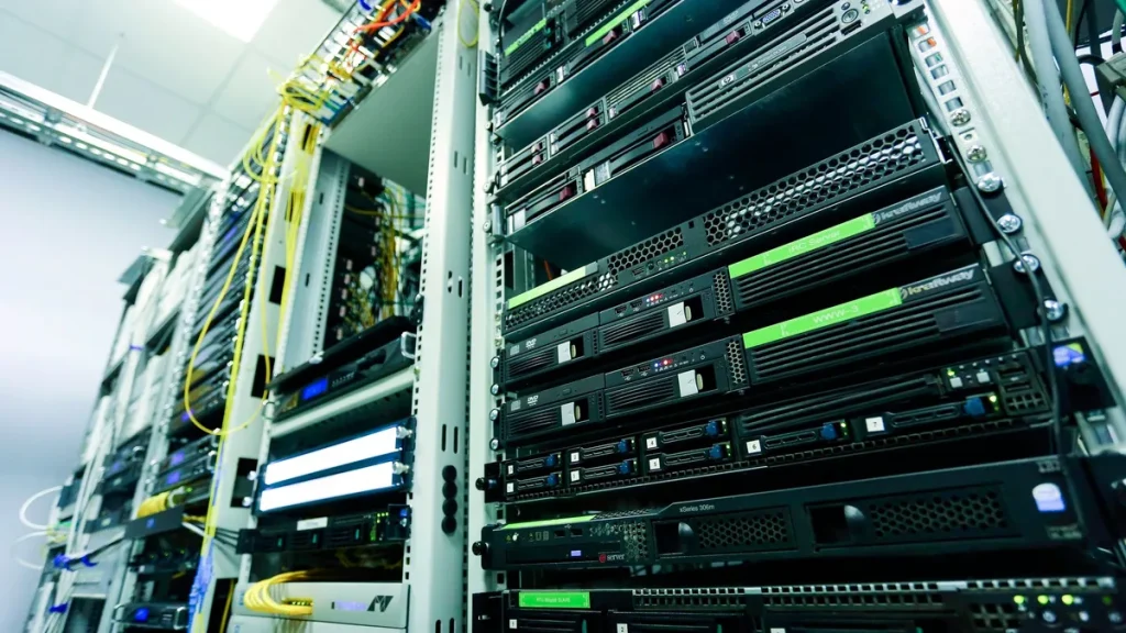Rack de rede com servidores, switches e cabos organizados